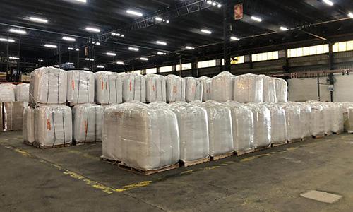 Más de 115,000 libras de semillas de soya esperan en la terminal de carga de Buenos Aires antes del vuelo a Miami.