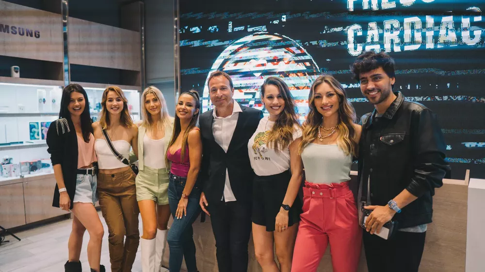 Las celebridades recorrieron el local