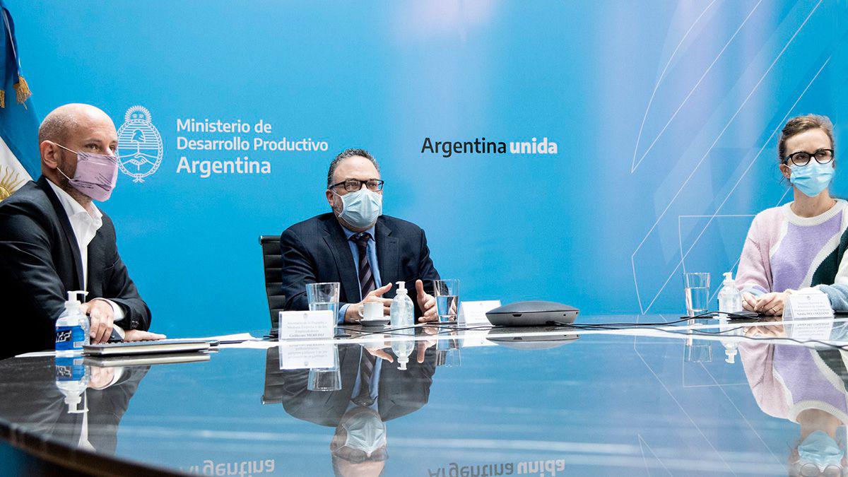 el-ministro-desarrollo-productivo-matias-kulfas-y-el-secretario-pyme-guillermo-merediz-anunciaron-la-iniciativa-videoconferencia-los-intendentes-lago-puelo-augusto-sanchez-el-hoyo-pol-huisman-y-el-maiten-oscar-curr