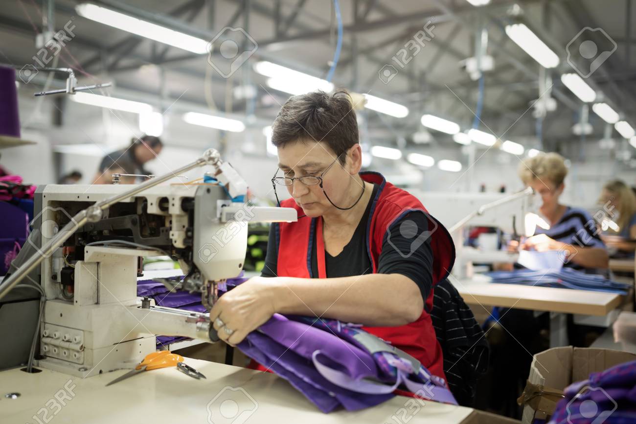 75711568-mujer-que-trabaja-en-la-industria-de-costura-en-la-máquina