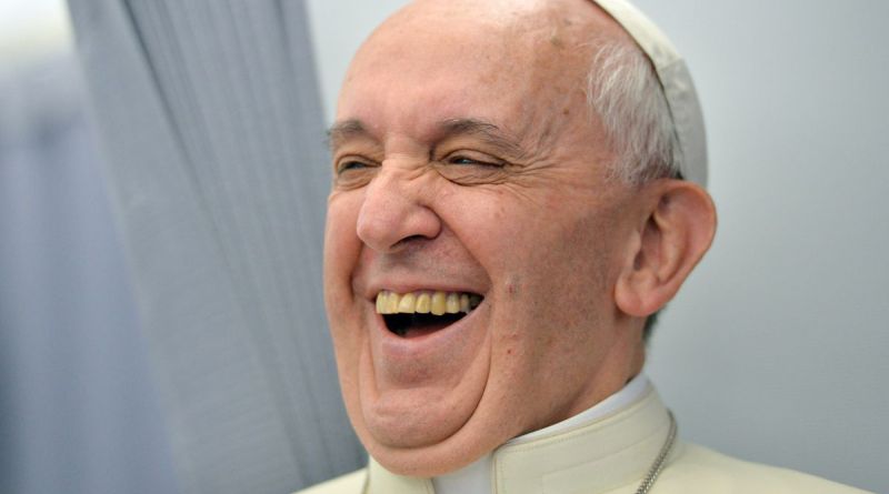 20180302 - papa francisco risa